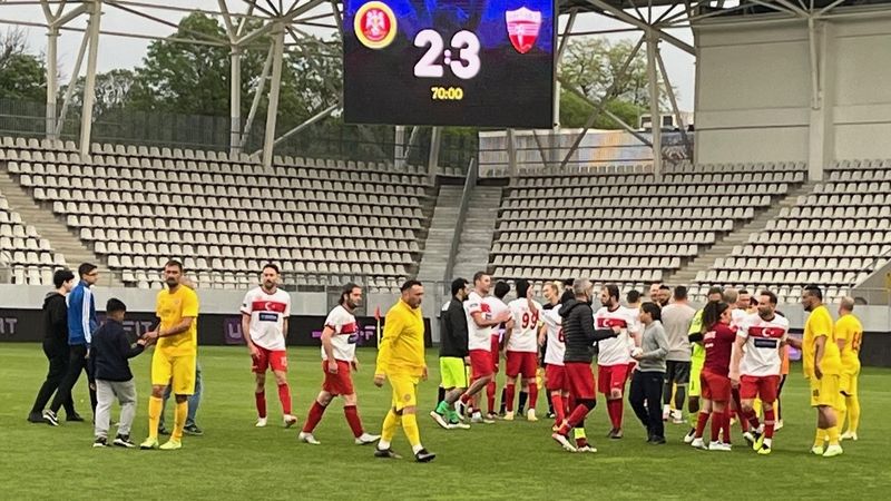 Atmosferă incendiară aseară, la meciul amical disputat între Nationala Artiştilor Fotbalişti din România şi Naţionala Artiştilor Fotbalişti din Turcia; Scorul de 3-2 a fost in favoarea echipei Turciei!