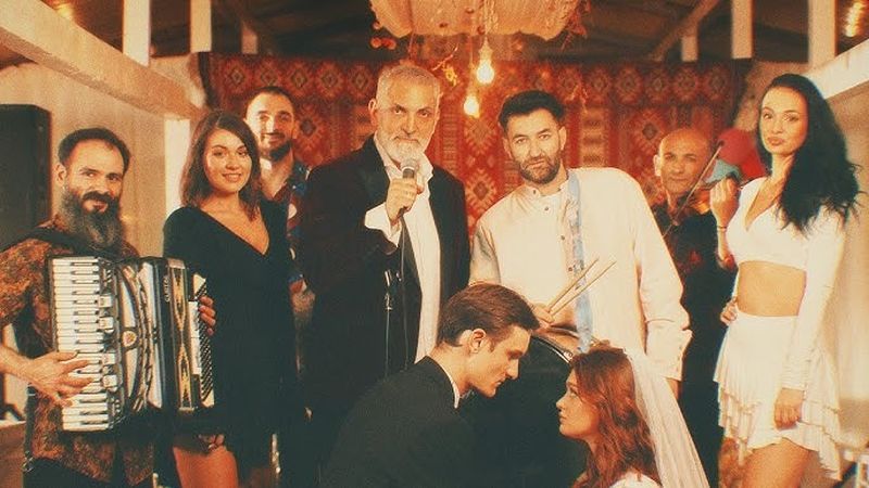 "Este piesa pe care eu o văd ideală pentru orice petrecere". Damian & Brothers a lansat piesa "S-a furat mireasa", &icirc;n colaborare cu Smiley