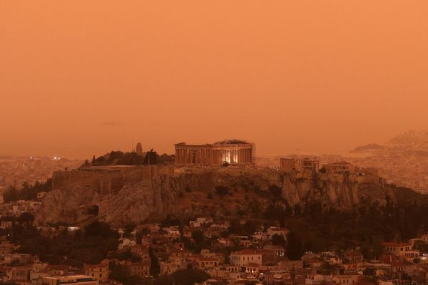 Imagini fără precedent din Grecia cu norul saharian! Autoritățile elene au emis alertă de pericol pentru sănătate
