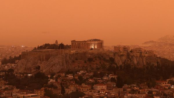 Imagini fără precedent din Grecia cu norul saharian! Autoritățile elene au emis alertă de pericol pentru sănătate