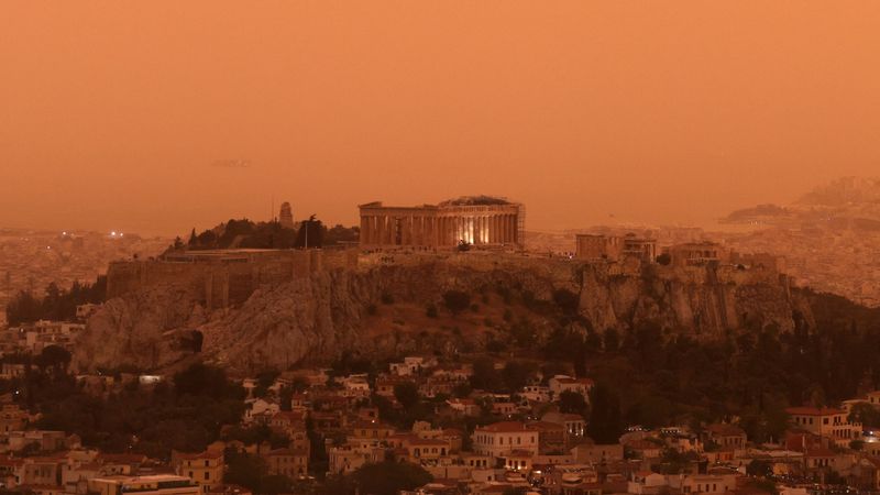 Imagini fără precedent din Grecia cu norul saharian! Autoritățile elene au emis alertă de pericol pentru sănătate