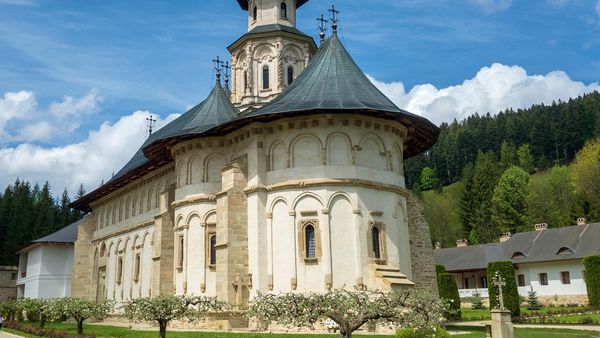 Cele mai frumoase mănăstiri unde poți merge la slujba de Paște &icirc;n 2024