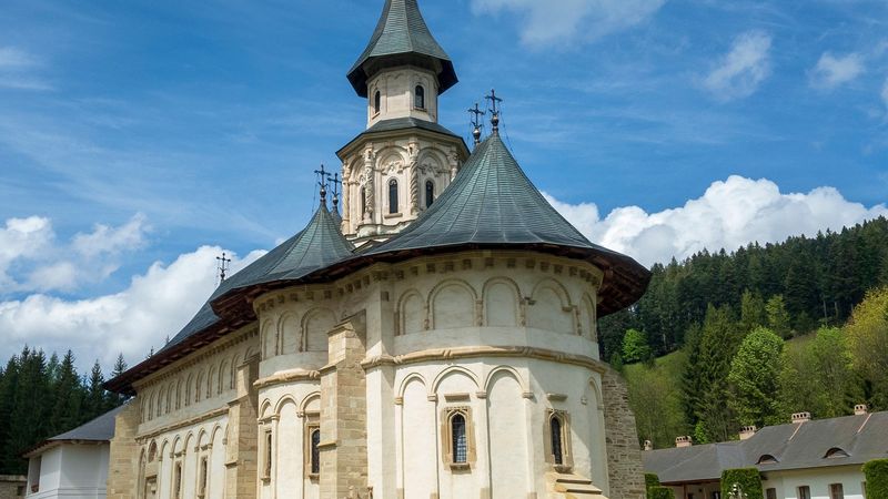 Cele mai frumoase mănăstiri unde poți merge la slujba de Paște &icirc;n 2024