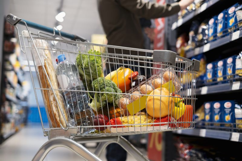 Ce program au supermarketurile în perioada Paștelui în 2024?