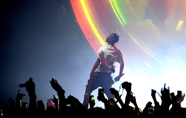 Rapperul Travis Scott va c&acirc;nta &icirc;n premieră &icirc;n Rom&acirc;nia, la festivalul Beach, Please! de la Costineşti
