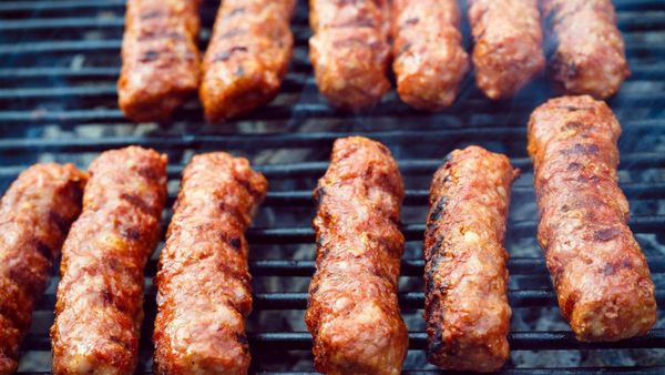 Pericolul din micii de 1 Mai! ANPC trage un semnal de alamă: &bdquo;Aveți grijă la carnea tocată și la bere&rdquo;