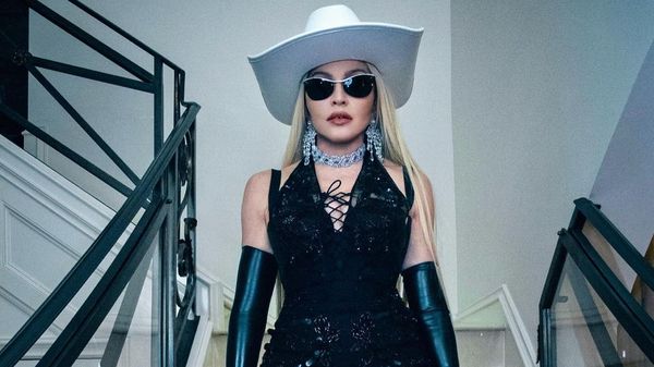 Apariția memorabilă a Salmei Hayek pe scena alături de Madonna: " Această noapte de neuitat intră &icirc;n geanta mea de comori preţioase"