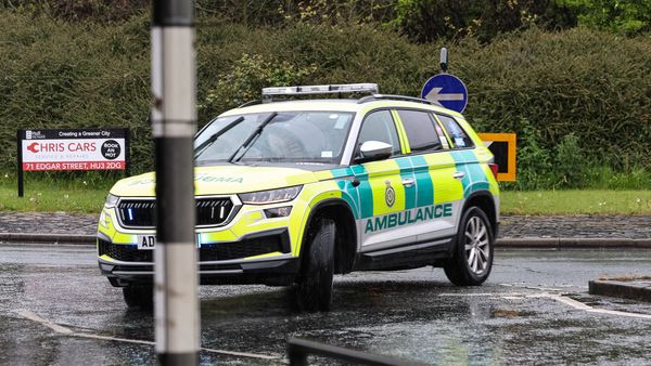 Scene terifiante în plină stradă! Un barbat înarmat cu o sabie de samurai a atacat mai multi trecători și doi polițiști