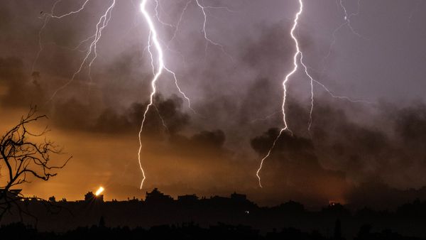 Spectacol ireal pe cer la Hong Kong.  Aproape 10 000 de fulgere au brazdat cerul in timpul noptii, iluminata ca ziua