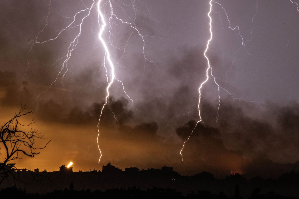5 000 de fulgere au brazdat cerul Hong Kong-ului intr-o singura ora