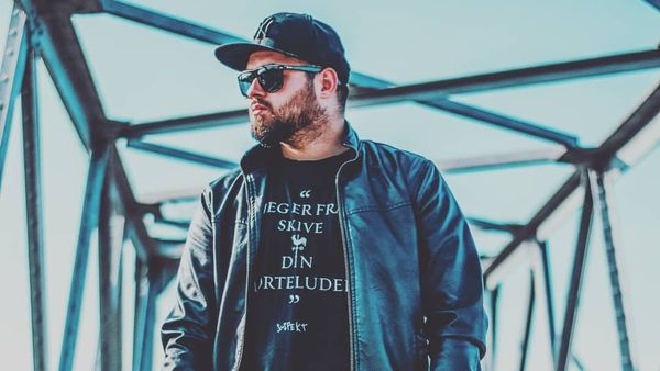 "Nu a murit nimeni, a murit artistul Alex Mica în sufletele voastre". Cântărețul care a făcut furori cu piesa ”Dalinda”, dezamăgit pentru că a fost uitat de fani