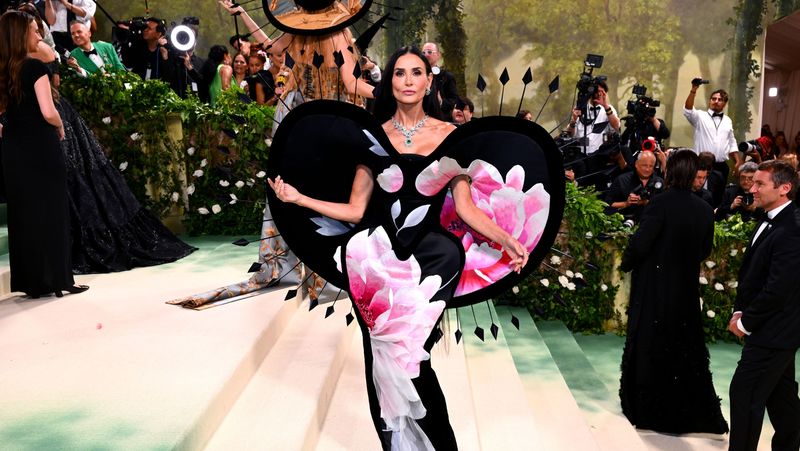Demi Moore pe covorul rosu la Met Gala 2024