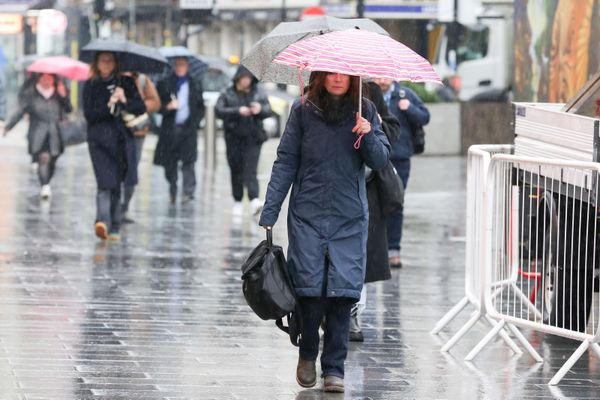 Se intorc ploile &icirc;n Rom&acirc;nia! Vor cădea şi 40 de litri de apă pe metru pătrat. Județele afectate de averse torențiale, grindină și descărcări electrice