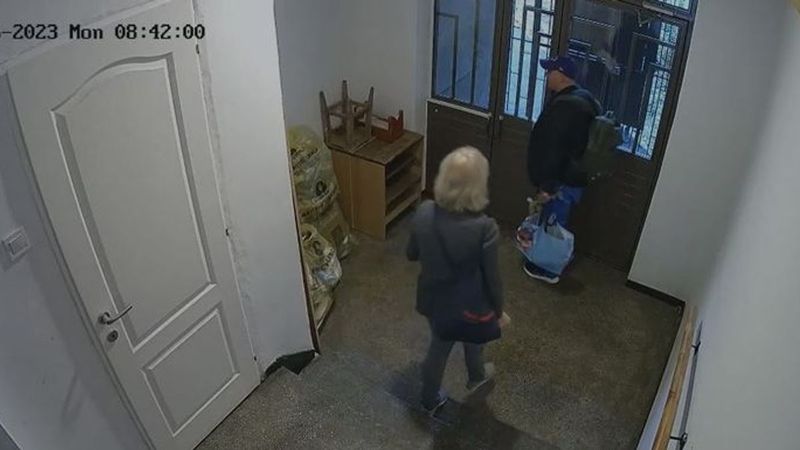 Momentul surprins de camera de supraveghere din scara blocului