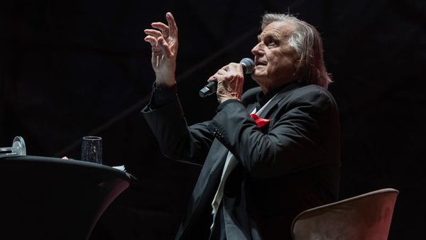 Primele imagini cu Florin Piersic, după ce a fost transferat la București cu un avion SMURD