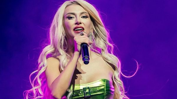 Andreea Bălan a căzut de pe scenă &icirc;n timpul unui concert. Momentul a fost filmat Video