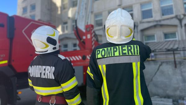 Incendiu violent la un bloc din Pitești! Pompierii au salvat au cățel din flăcări