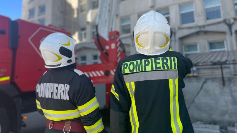 Incendiu violent la un bloc din Pitești! Pompierii au salvat au cățel din flăcări