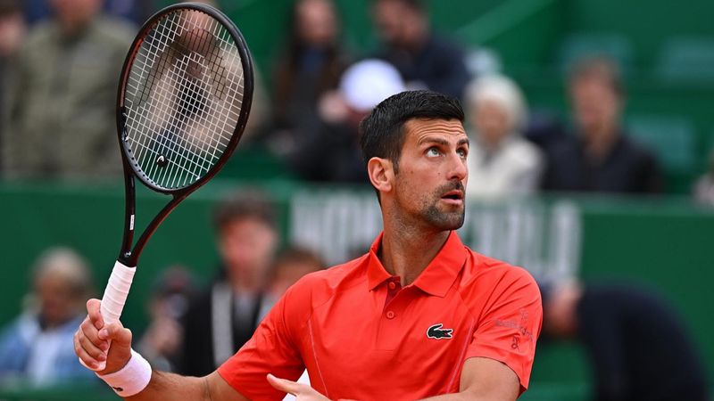Novak Djokovic, lovit cu o sticlă &icirc;n cap după victoria de la Roma. Tenismenul s-a prăbușit la păm&acirc;nt. Imagini cu un puternic impact emoțional