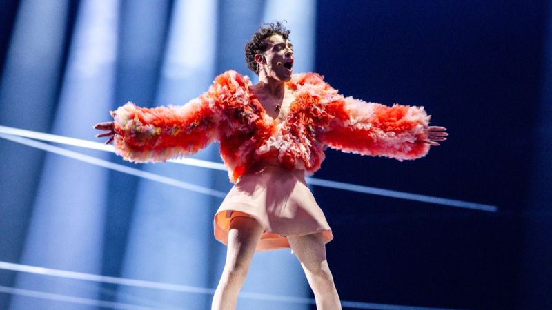 Nemo, c&acirc;știgătorul Eurovision 2024, a spart trofeul pe scenă. Cum a explicat gestul