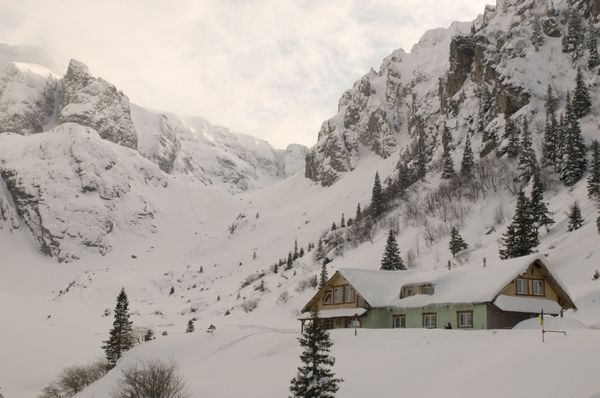 Peisaj de iarnă, aproape de jumătatea lunii mai pe platoul Bucegi. Cum s-au trezit turiștii experiment&acirc;nd 4 anotimpuri &icirc;n c&acirc;teva ore