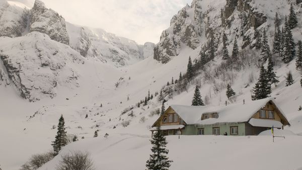 Peisaj de iarnă, aproape de jumătatea lunii mai pe platoul Bucegi. Cum s-au trezit turiștii experimentând 4 anotimpuri în câteva ore