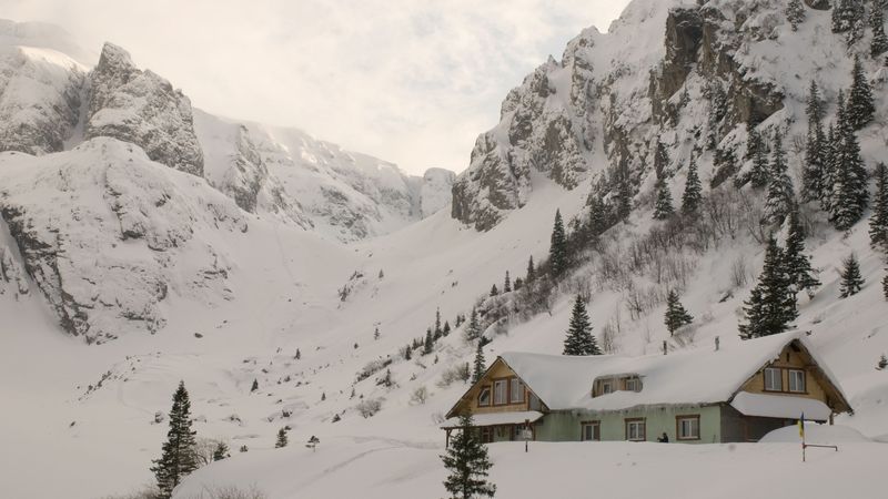 Peisaj de iarnă, aproape de jumătatea lunii mai pe platoul Bucegi. Cum s-au trezit turiștii experiment&acirc;nd 4 anotimpuri &icirc;n c&acirc;teva ore