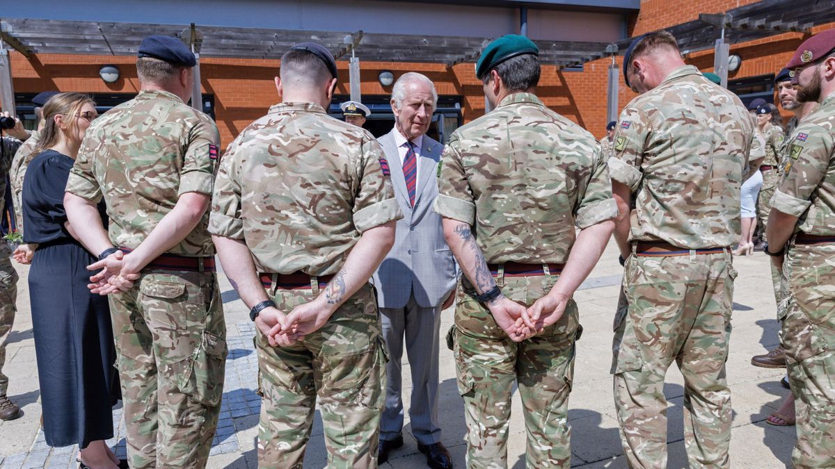 regele Charles al III lea in vizita la o baza militara