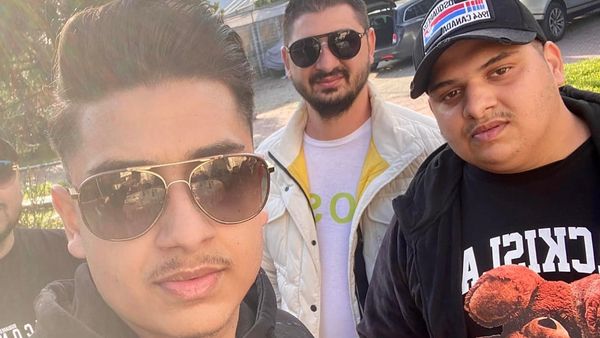 Cum au fost întâmpinați fiii vrăjitoarei Sidonia după ce au ieșit din închisoare. Autorii crimei din Padina, așteptați cu muzică și șampanie