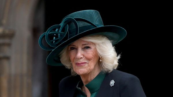 Cum a fost surprinsă recent regina Camilla alături de presupusa amantă a prințului William, Rose Hanbury