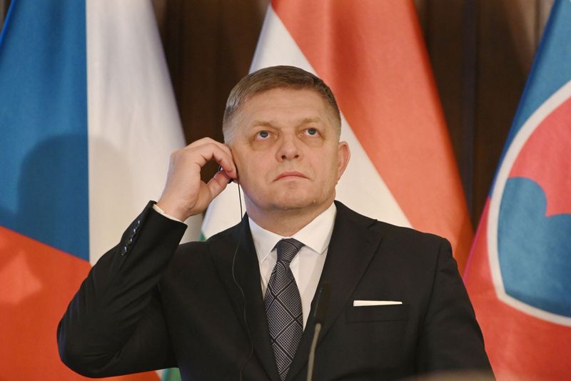 Robert Fico a fost transportat la spital după ce a fost împușcat