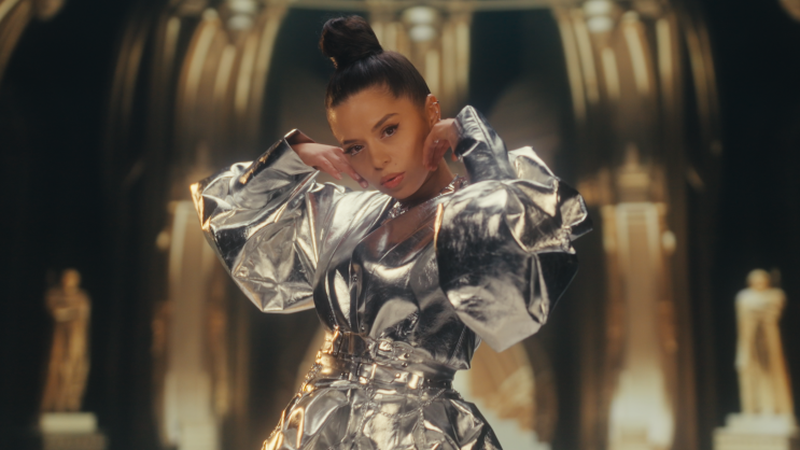 &bdquo;Să vină ielele&rdquo;, o nouă piesă de la Eugenia Nicolae, care hipnotizează  publicul, inspirată din folclorul rom&acirc;nesc