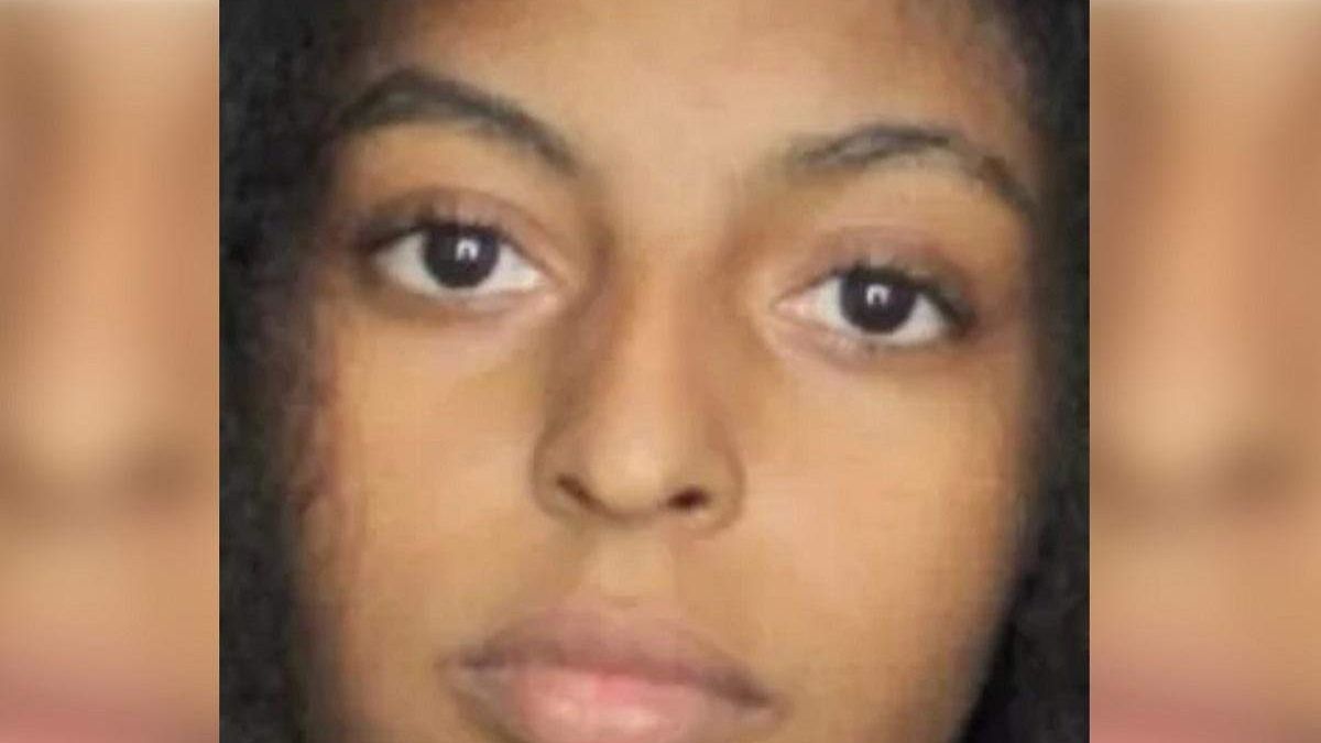 O tânără și-a călcat bebelușul pe cap