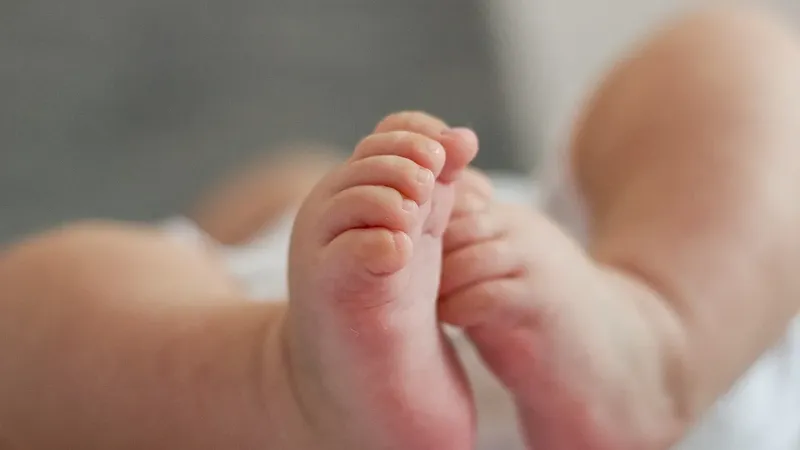  Și-a călcat bebelușul pe cap