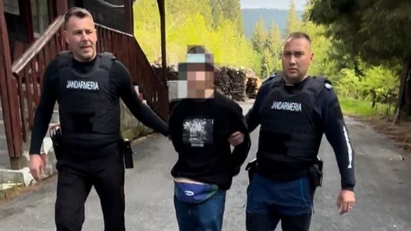T&acirc;nărul care și-a ucis iubita ar fi fost internat &icirc;n trecut la psihiatrie: "L-au găsit la 4 dimineața, tăiat pe m&acirc;ini, plin de s&acirc;nge, legat la ochi"