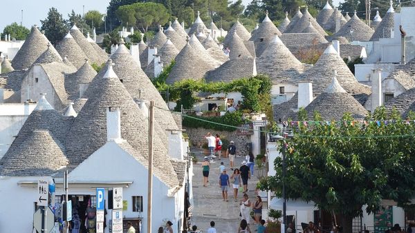 Chidea, satul de piatră unic în țară,  supranumit și Alberobello de România