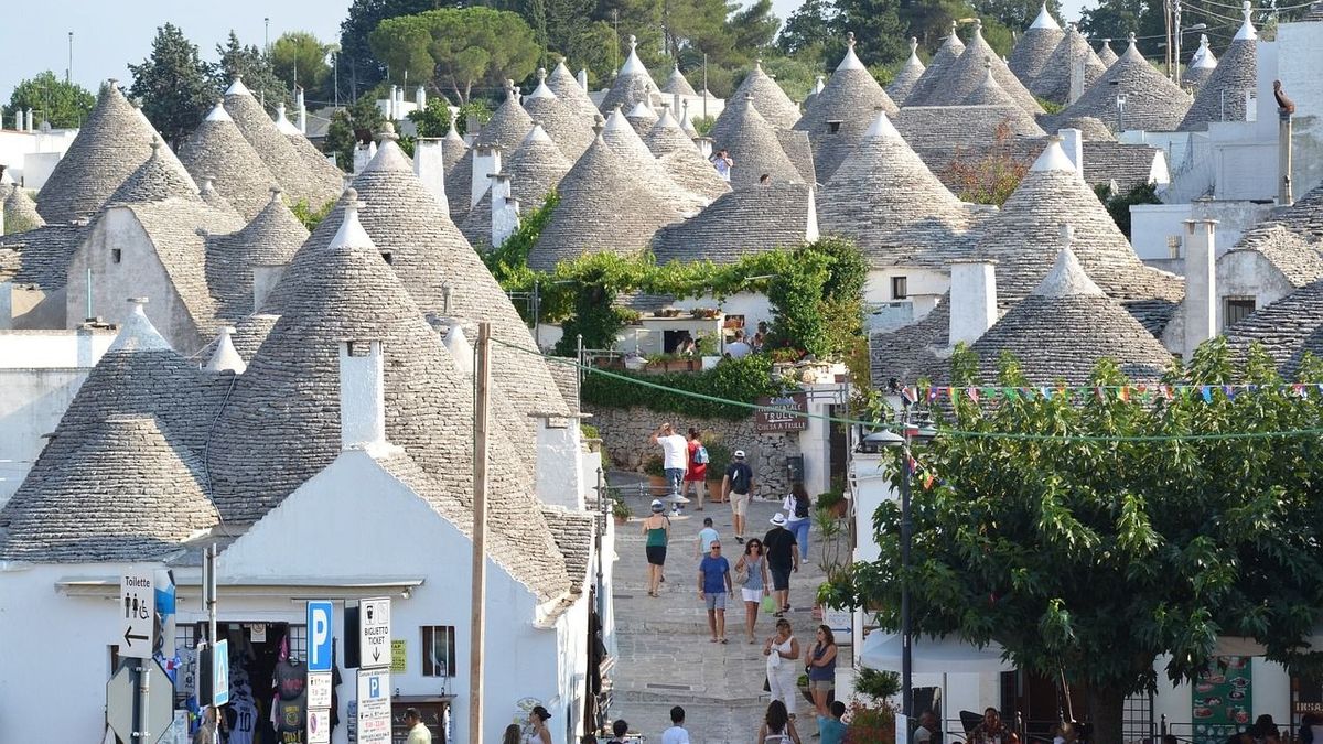 Chidea, satul de piatră unic &icirc;n țară,  supranumit și Alberobello de Rom&acirc;nia