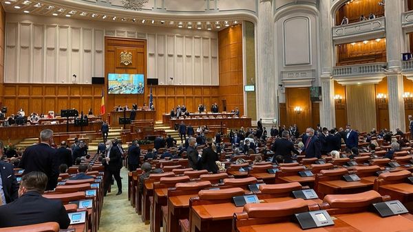 Doi deputați s-au luat la bătaie &icirc;n Parlament. Momentul a fost surprins video