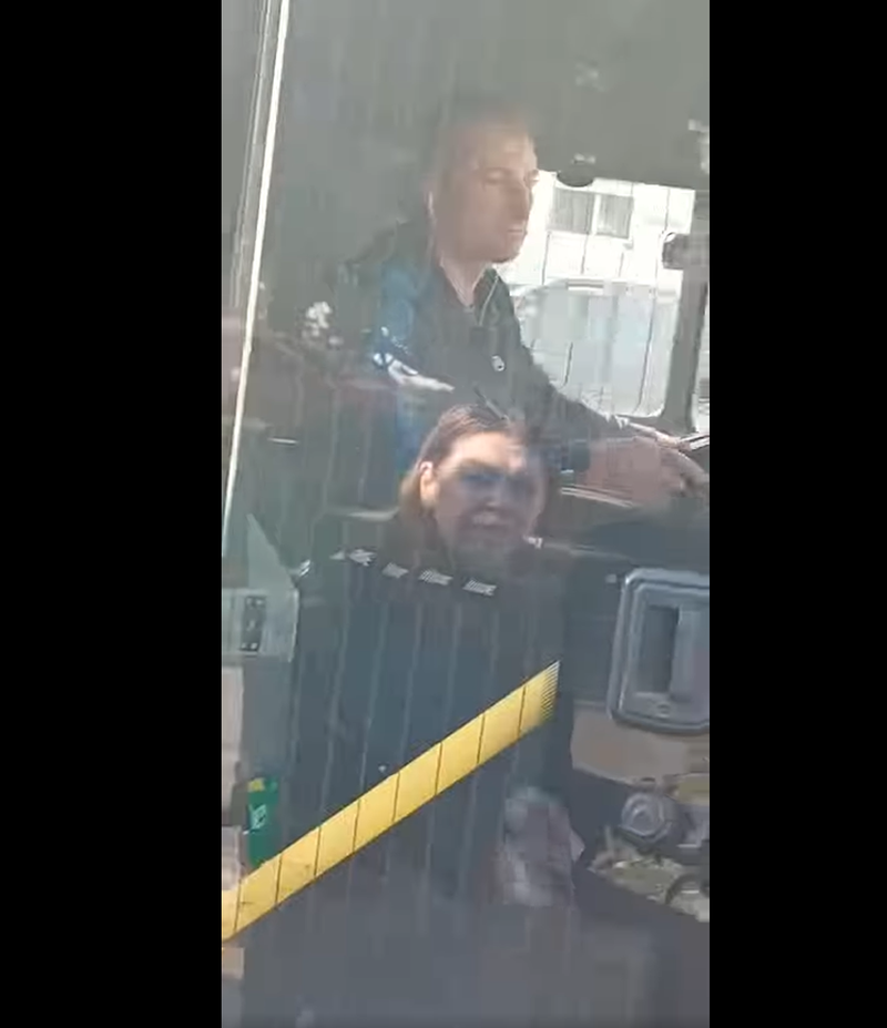 Un șofer de transport public din Craiova i-a închis ușile în față unei tinere cu dizabilități