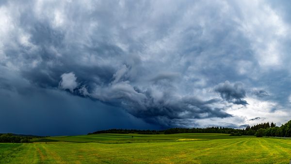 Avertizare meteo! ANM anunță averse, descărcări electrice şi izolat grindină &icirc;n mai multe județe