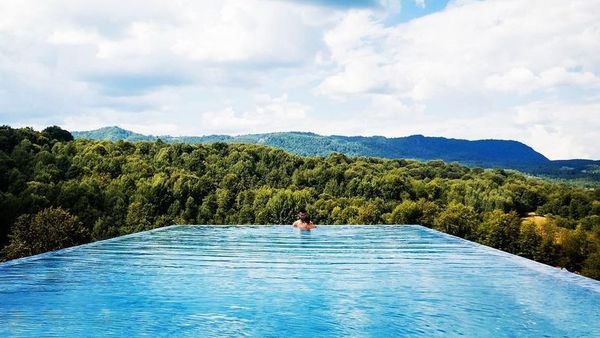 Top 3 cele mai frumoase piscine infinity din Rom&acirc;nia