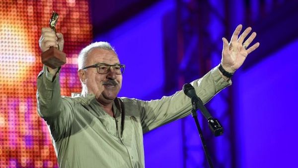 "Asta era dorința lor să fie &icirc;mpreună și după moarte". Costel Constantin, condus pe ultimul drum cu onoruri militare. &Icirc;și va dormi somnul de veci l&acirc;ngă soția sa