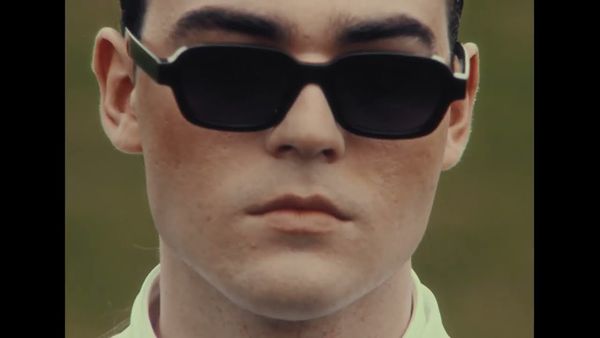 "Este un proiect &icirc;ndrăzneț, cinematic și excentric.Trebuie neapărat să vedeți videoclipul". Radu Ștefan Bănică și JUNO au lansat piesa "Samsara"