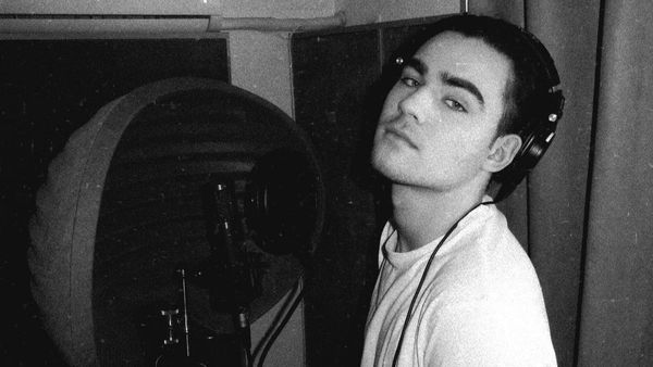 Imaginea bizară cu Radu Ștefan Bănică într-un sicriu. De ce a făcut artistul acest gest: ”Am stat o oră și ceva în el”