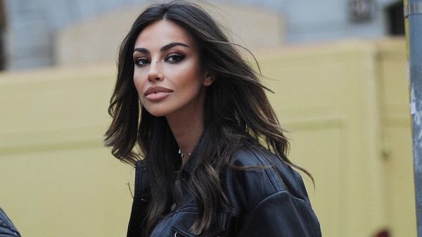  Mădălina Ghenea reacționează dur după ce a fost pusă la zid pentru că a dansat pe masă: "Cum este posibil ca oamenii să nu &icirc;nțeleagă meseria mea".