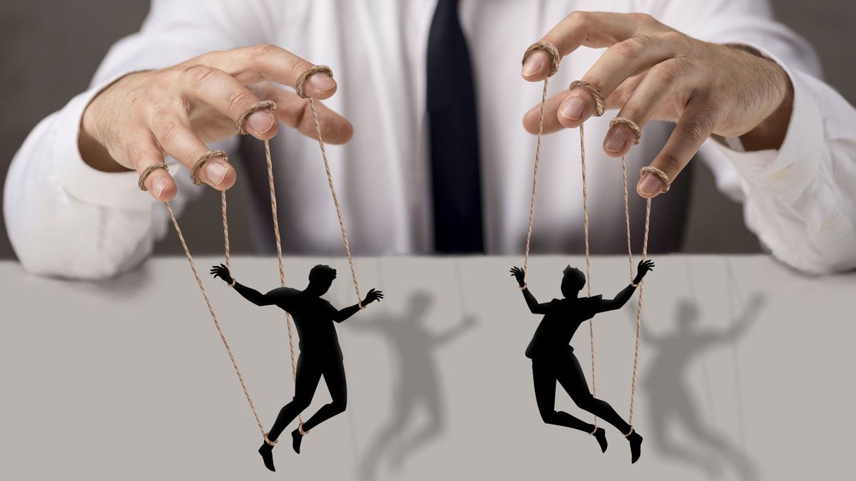 Cum funcționează gaslighting-ul și de ce reușesc unii oameni să ne facă să ne îndoim de realitate?