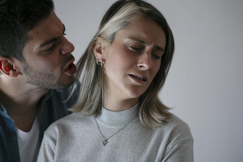 Cum funcționează gaslighting-ul?