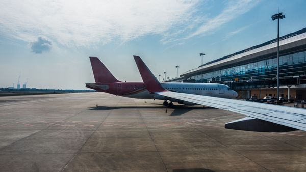 O persoană a murit aspirată de motorul pornit al unui avion pe aeroportul Schiphol din Amsterdam