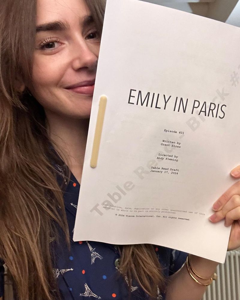 Lili Collins a anunțat începutul filmărilor pentru ”Emily in Paris”