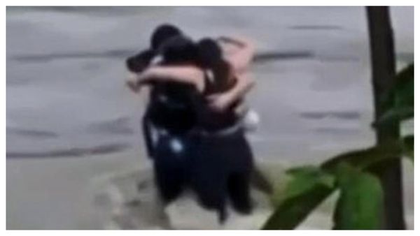 Momentul &icirc;n care trei tineri rom&acirc;ni s-au &icirc;mbățișat pentru a nu fi luați de ape. Ei făceau poze atunci c&acirc;nd i-a surprins viitura 